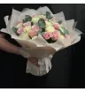 букет из 25 розовых и белых роз с эвкалиптом в упаковке