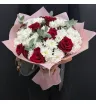 букет из красных роз и белых хризантем.