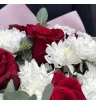 букет из красных роз и белых хризантем.
