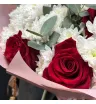 букет из красных роз и белых хризантем.