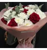 букет из красных роз и белых хризантем.