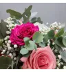 Букет из белых,розовых и малиновых роз с гипсофилой и эвкалиптом.