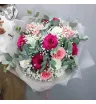 Букет из белых,розовых и малиновых роз с гипсофилой и эвкалиптом.