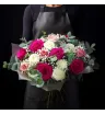 Букет из белых,розовых и малиновых роз с гипсофилой и эвкалиптом.
