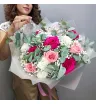 Букет из белых,розовых и малиновых роз с гипсофилой и эвкалиптом.