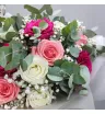 Букет из белых,розовых и малиновых роз с гипсофилой и эвкалиптом.