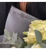 букет из 21 белой розы с красной розой и эвкалиптом в упаковке