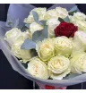 букет из 21 белой розы с красной розой и эвкалиптом в упаковке