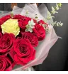 букет из 21 красной розы с белой розой и эвкалиптом в упаковке
