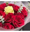 букет из 21 красной розы с белой розой и эвкалиптом в упаковке