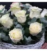 Корзина из белых роз и эвкалипта