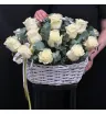 Корзина из белых роз и эвкалипта