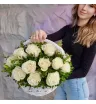 Корзина из белых роз и эвкалипта