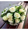 Корзина из белых роз и эвкалипта