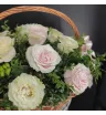 розовые и кремовые розы с зеленью в плетёной корзине