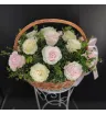 розовые и кремовые розы с зеленью в плетёной корзине