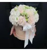Шляпная коробка из розовых гвоздик и белой эустомы