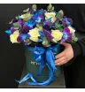 шляпная коробка из белых роз и синих орхидей
