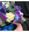 шляпная коробка из белых роз и синих орхидей