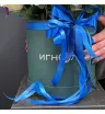 шляпная коробка из белых роз и синих орхидей