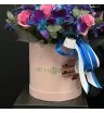 Круглая коробка с синими орхидеями и розовыми розами
