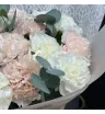 Букет из белых и розовых гвоздик с эвкалиптом в светлой упаковке