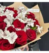 букет из красных роз и белых альстромерий.