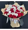 букет из красных роз и белых альстромерий.