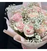 Букет из 15 роз нежно-розового оттенка с гипсофилой