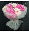 букет из пудровых французских роз и розовых гортензий.