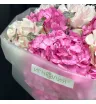 букет из пудровых французских роз и розовых гортензий.