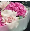 букет из пудровых французских роз и розовых гортензий.
