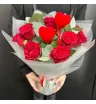11 красных роз и эвкалипт с декоративной вставкой сердца 