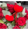 11 красных роз и эвкалипт с декоративной вставкой сердца 