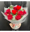 11 красных роз и эвкалипт с декоративной вставкой сердца 
