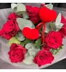 11 красных роз и эвкалипт с декоративной вставкой сердца 