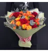 букет из красных и оранжевых роз с эвкалиптом.
