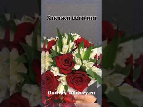шляпная коробка с алыми розами и белой альстромерией