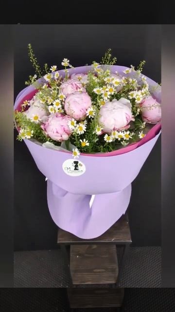 розовые пионы и белые ромашки в букете