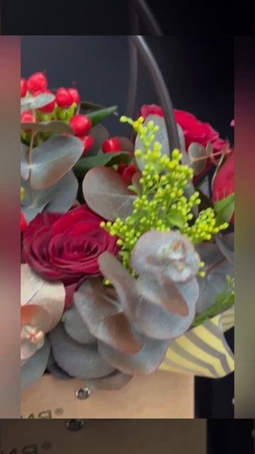 композиция из красных роз с желтым подсолнухом и гиперикумом с солидаго в коробке