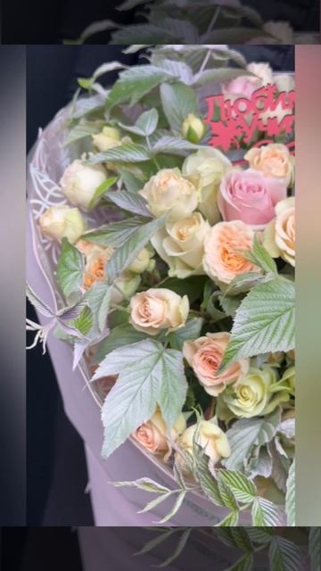 букет из розовых и светло-розовых кустовых и одноголовых роз с декоративной зеленью