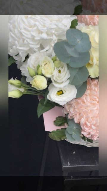 композиция из белых и розовых одноголовых хризантем, кремовых роз и белой эустомы с эвкалиптом в корзине