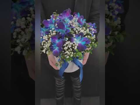 шляпная коробка с синими орхидеями и белой гипсофилой
